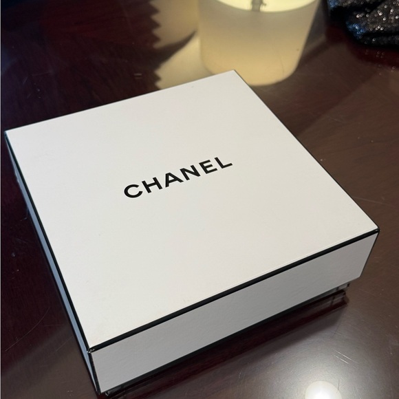 CHANEL Classic White Gift Box - Picture 6 of 7